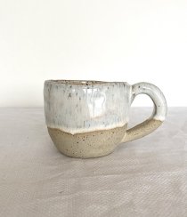Hrnek s bílou glazurou