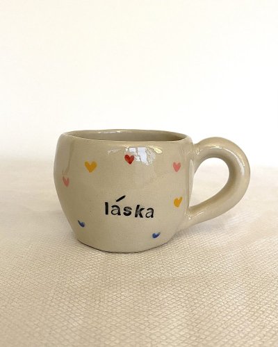 Malý hrnek láska s barevnými srdíčky