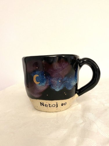 Hrnek s noční oblohou NEBOJ SE - zlatá