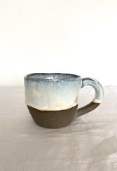 Hrnek tmavý se světlou glazurou