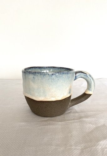 Hrnek tmavý se světlou glazurou