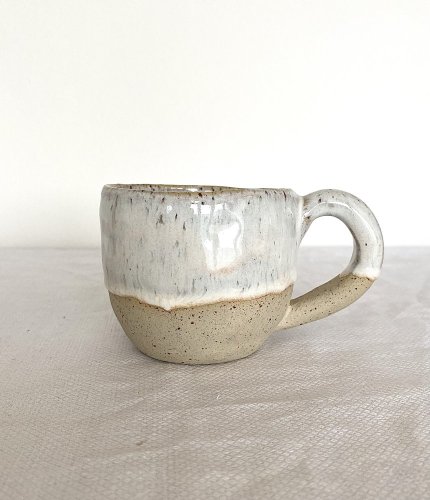 Hrnek s bílou glazurou