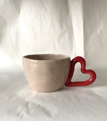Lungo hrnek s červeným srdcem místo ouška