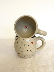 Hrníček s puntiky a srdíčky lungo