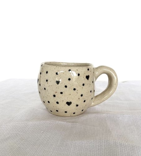 Hrnek TEČKY A SRDÍČKA černá - různé velikosti - Velikost: lungo cca 150 ml