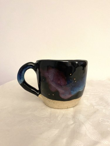 Hrnek s noční oblohou NEBOJ SE - zlatá