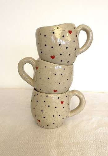 Hrníček PUNTÍKY A SRDÍČKA červená - různé velikosti - Velikost: lungo cca 150 ml