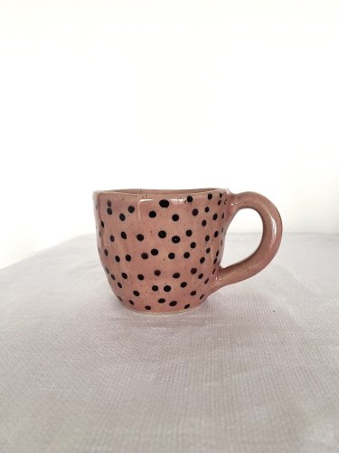 Růžový puntíkatý hrnek lungo se srdcem na dně
