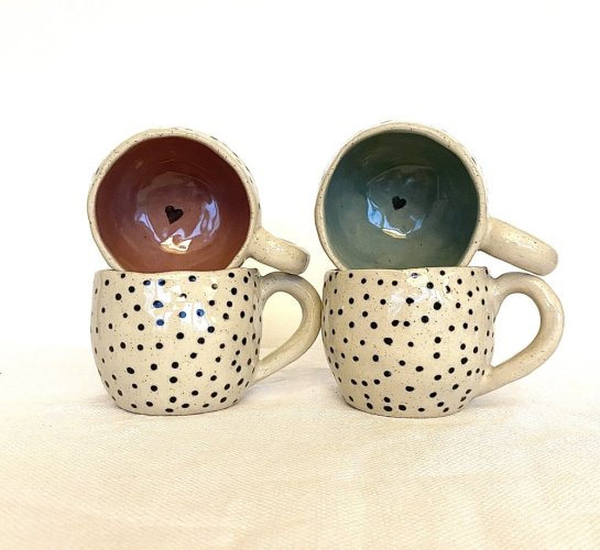 Puntíkatý hrnek s barevným vnitřkem