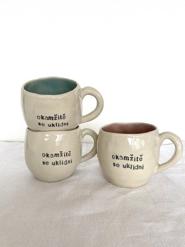 Hrnek OKAMŽITĚ SE UKLIDNI růžová - různé velikosti - Velikost: lungo cca 150 ml