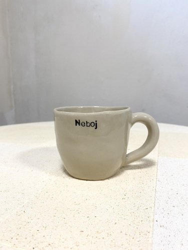 Hrnek s nápisem neboj a bubákem