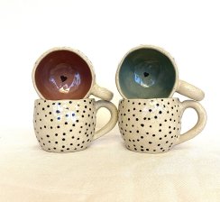 Puntíkatý hrnek s barevným vnitřkem