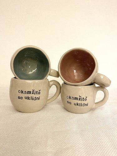 Hrnek OKAMŽITĚ SE UKLIDNI - Barva: zelená