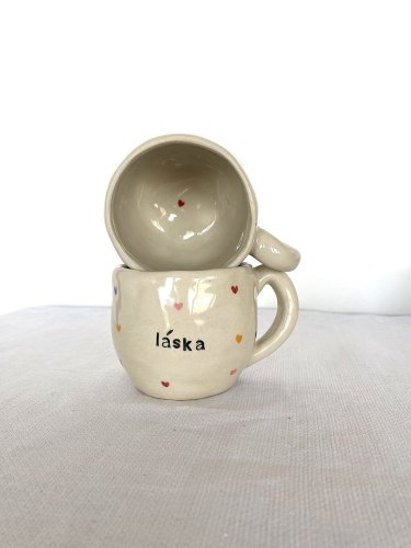 Lungo hrnek s barevnými srdíčky LÁSKA
