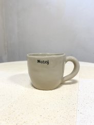 Hrnek s nápisem neboj a bubákem