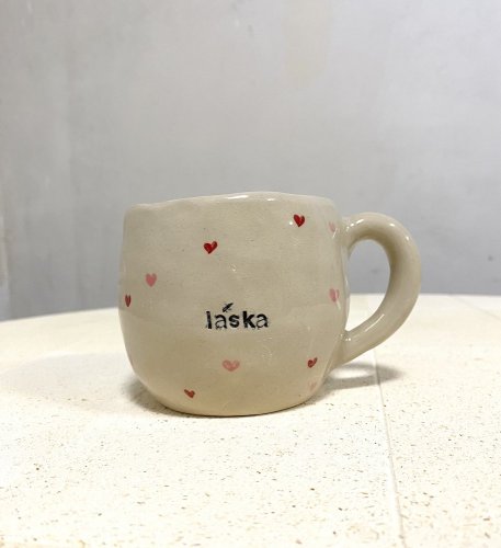 Větší hrnek láska se srdíčky